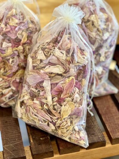 Dried flower confetti in pastel colors