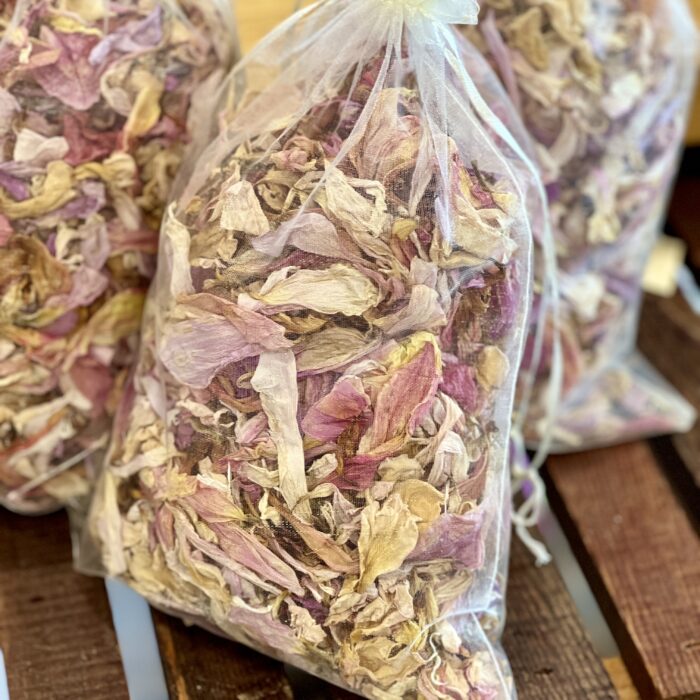 Dried flower confetti in pastel colors